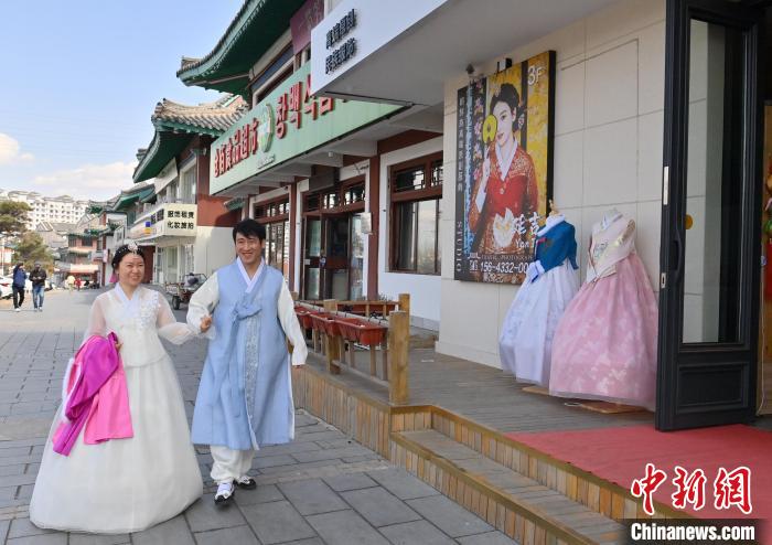 中国朝鲜族服饰旅拍爆火 民族服开云kaiyun官网饰焕发新光彩(图1)