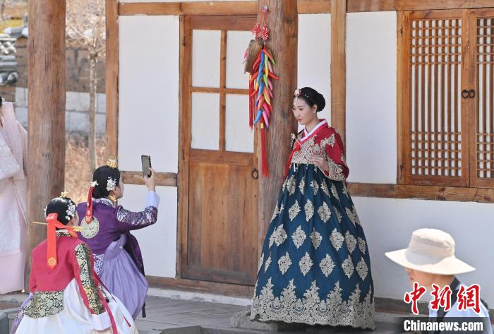 中国朝鲜族服饰旅拍爆火 民族服开云kaiyun官网饰焕发新光彩(图2)