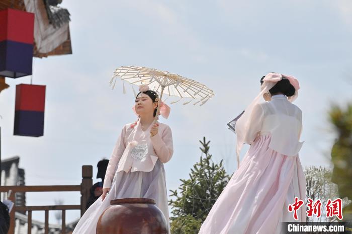 中国朝鲜族服饰旅拍爆火 民族服开云kaiyun官网饰焕发新光彩(图3)
