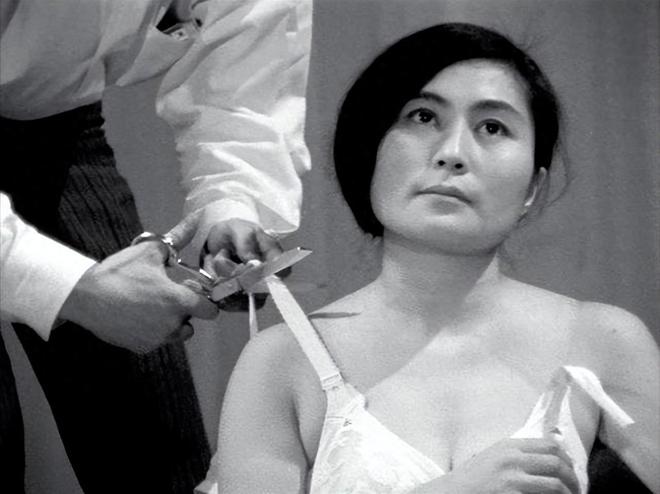 196开云kaiyun官网4年31岁日本女人下跪请求剪下衣服身上瞬间片布不剩(图1)