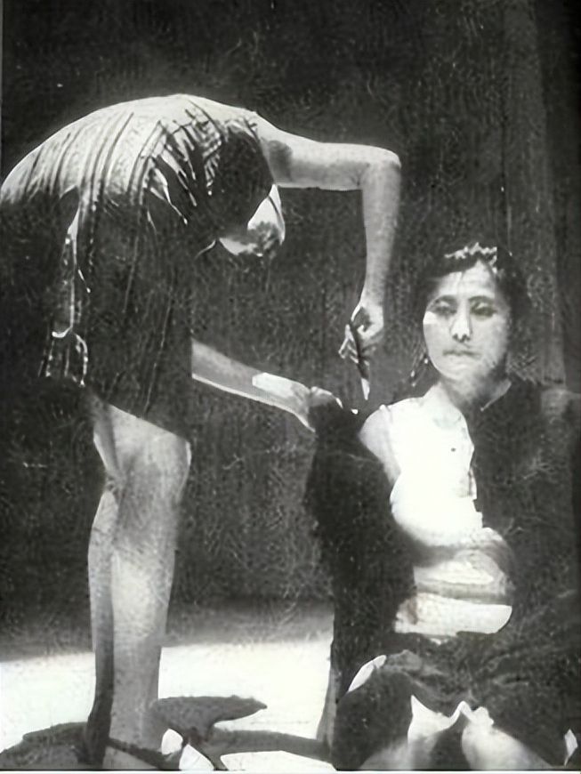 196开云kaiyun官网4年31岁日本女人下跪请求剪下衣服身上瞬间片布不剩(图6)