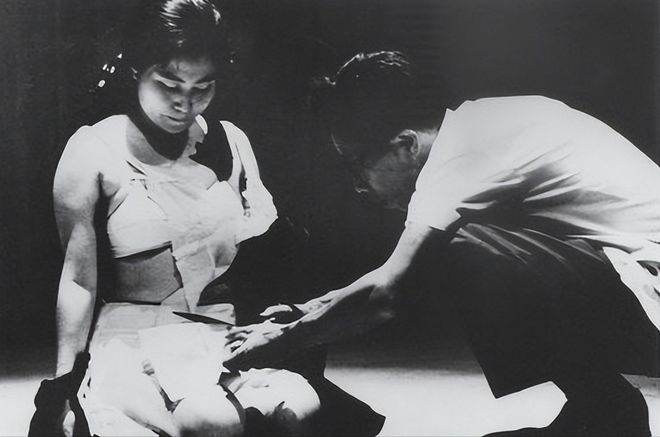 196开云kaiyun官网4年31岁日本女人下跪请求剪下衣服身上瞬间片布不剩(图5)