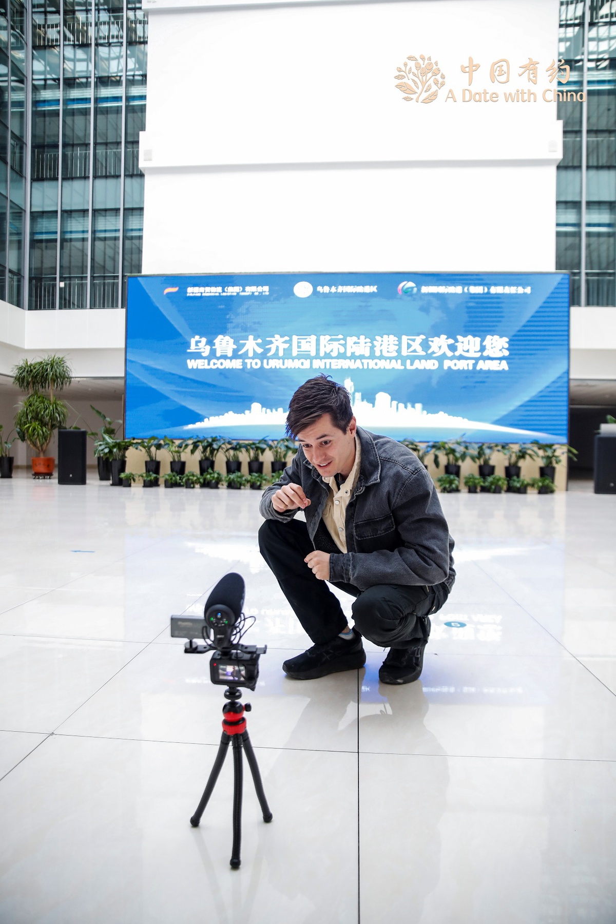 【中国有约】打卡“一带一路”枢纽、体验民族服饰、探秘古老维药……外籍博主：新疆是中国通达世界的“窗口”(图1)